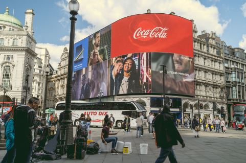 Ejemplo de Campañas de publicidad Cross-media de coca coca